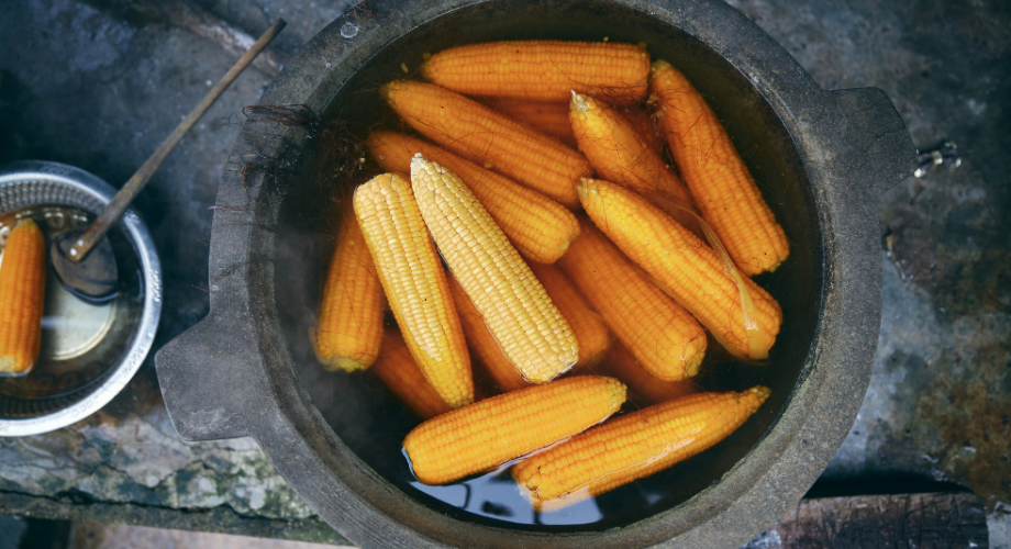 Street food in Sri Lanka - Grilled corn